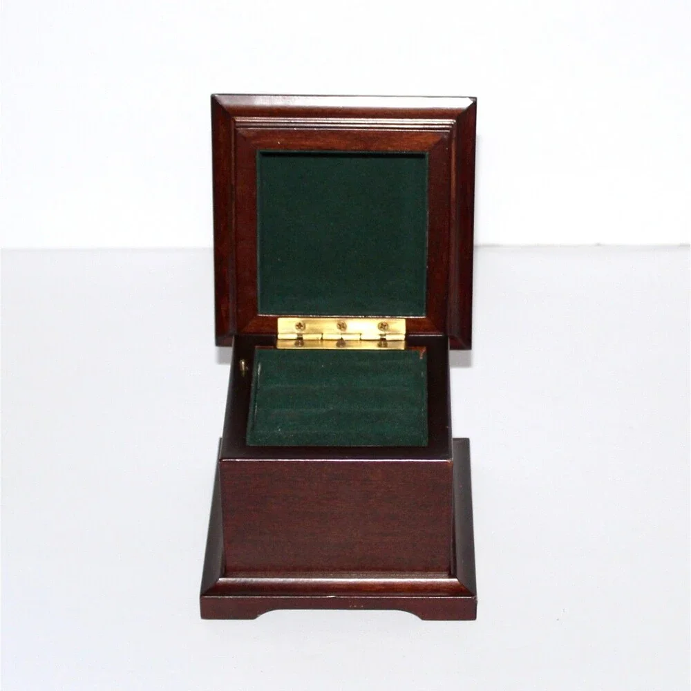 Bombay Ring Music Box wood Green velvet vintage jewelry